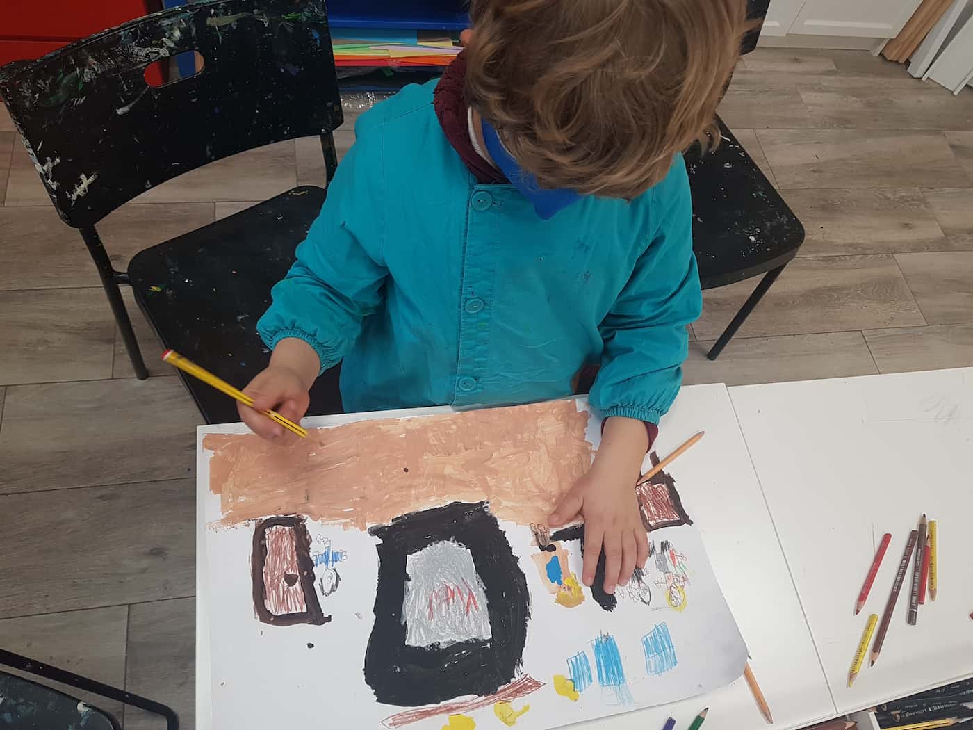 Niño pintando con ceras