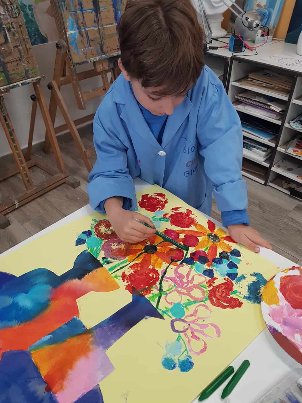 Niño pintando flores