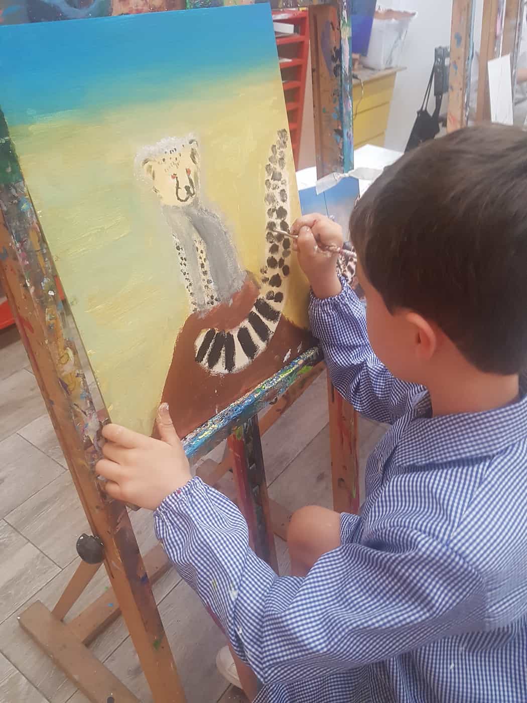 Niño pintando un animal